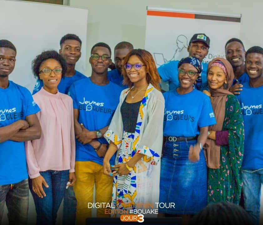 Les jeunes blogueurs et Marie-Lucienne lors du Digital O'Féminin Tour